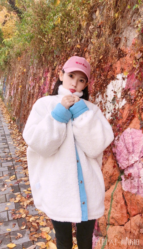 陈瑶留短发真是太好看!背带裤+毛衣穿搭出了新的时尚感!