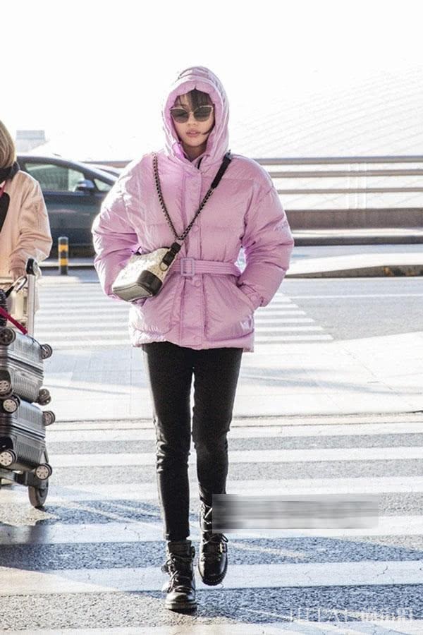 钟楚曦穿羽绒服现身，虽然未施粉黛但气场不容忽视！