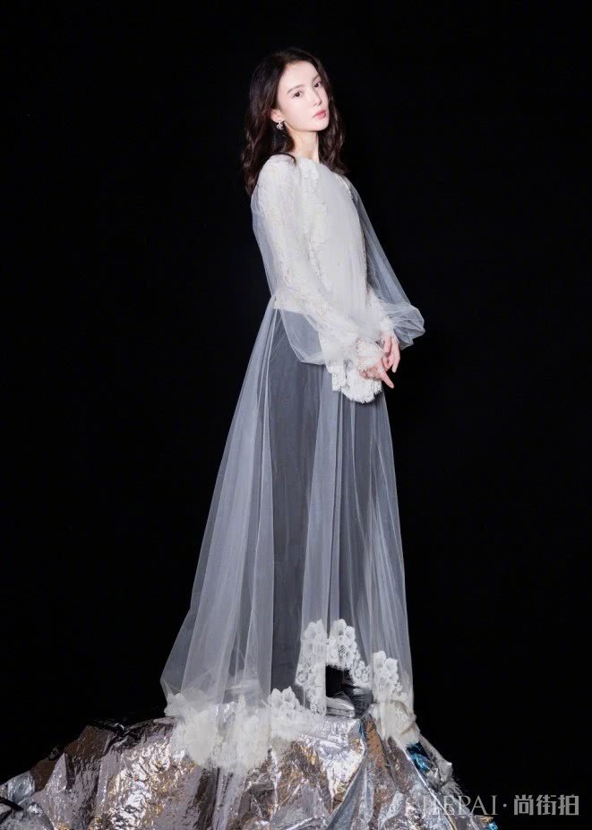 金晨在薄纱裙里穿紧身裤秀美腿!