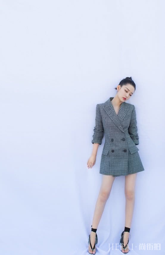 李沁终穿双“人字凉鞋”出门，轻松变身腿精！