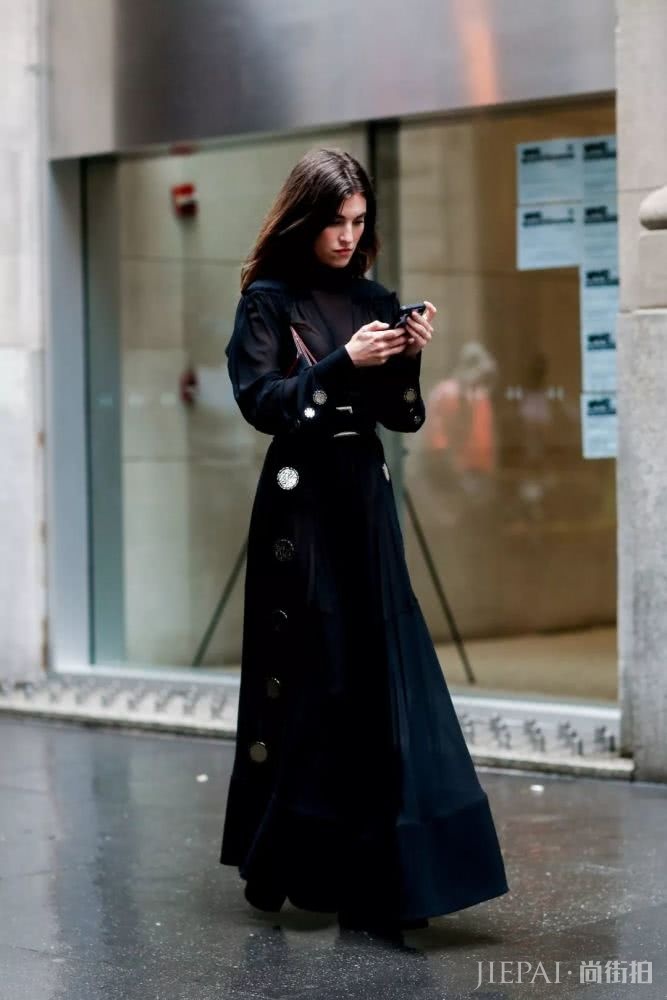 大衣羽绒服里面一件黑色打底衫全搞定