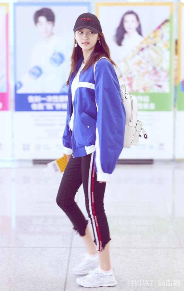 关晓彤这条裤子别人穿是长裤，她穿却成七分裤