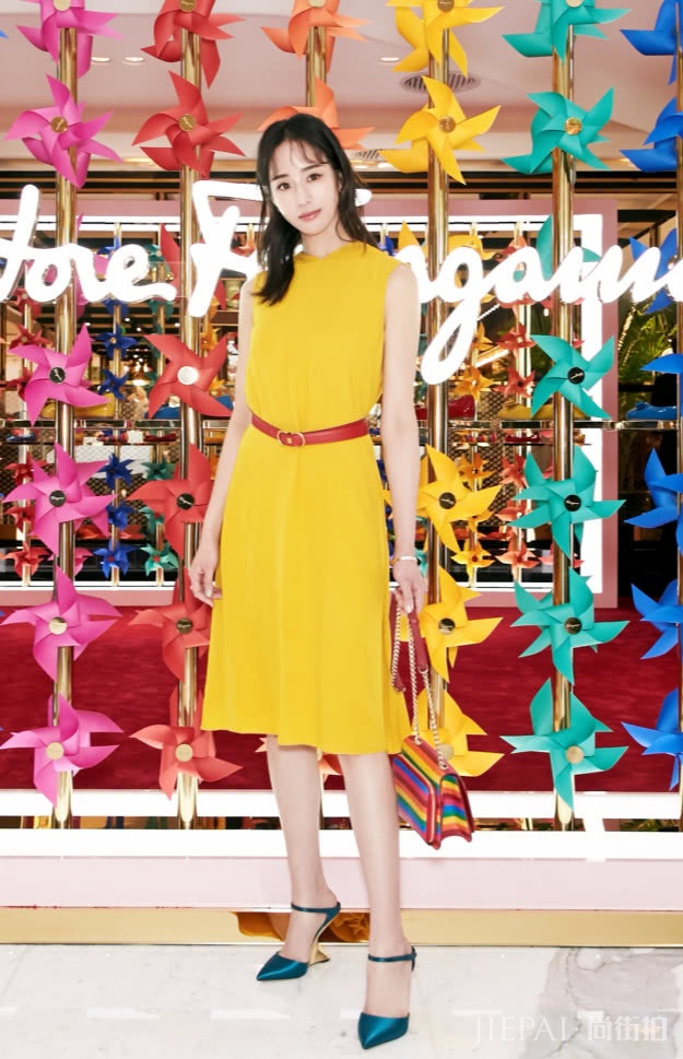 张钧甯饿一星期都穿不下的裙子,她系5颗扣子!