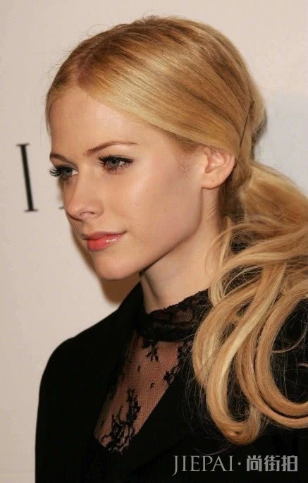 艾薇儿淡妆仙气十足还撞脸贝嫂？