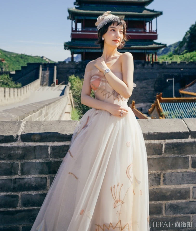 吴昕穿一块“桌布”就完成了蜕变,还穿出货真价实的“泥鳅腿”!