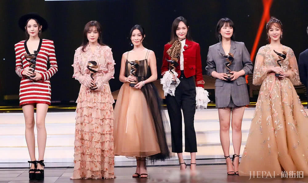 微博之夜,古力娜扎身材就是好,唐嫣C位笑起来还是那么甜