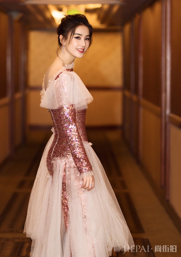 黄圣依与秦岚同穿鱼鳞服，谁更没呢？