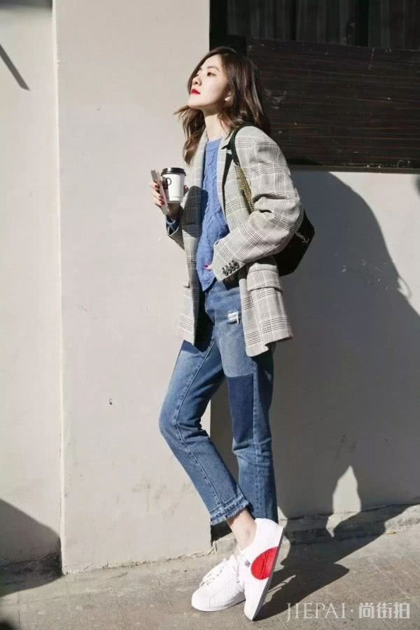 西装怎么搭配？西装+牛仔裤让你穿出洋气，气场全开！