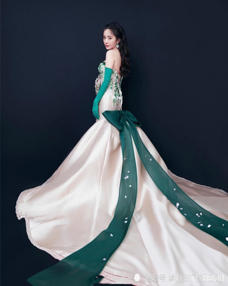 杨幂穿“礼仪小姐服”参加春晚录制,全靠颜值硬撑