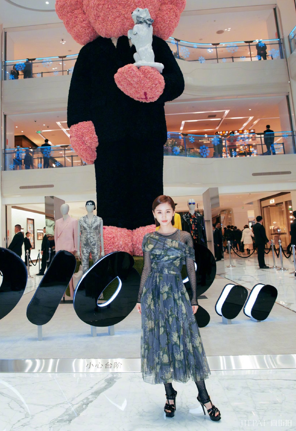 迪奥酒会群星聚会，王珞丹上演都市轻熟魅力，李诗颖古典风显诗意！