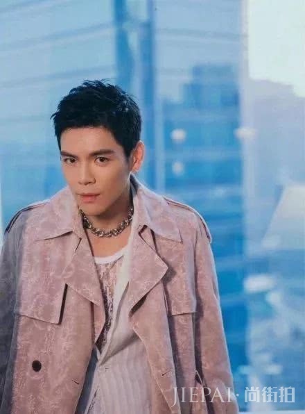 郭碧婷衣品超高,荷叶边露脐装身材太好!