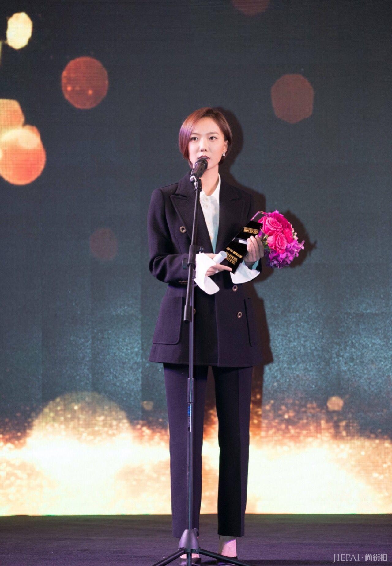 借鉴王珞丹的风格特别的知性起范儿