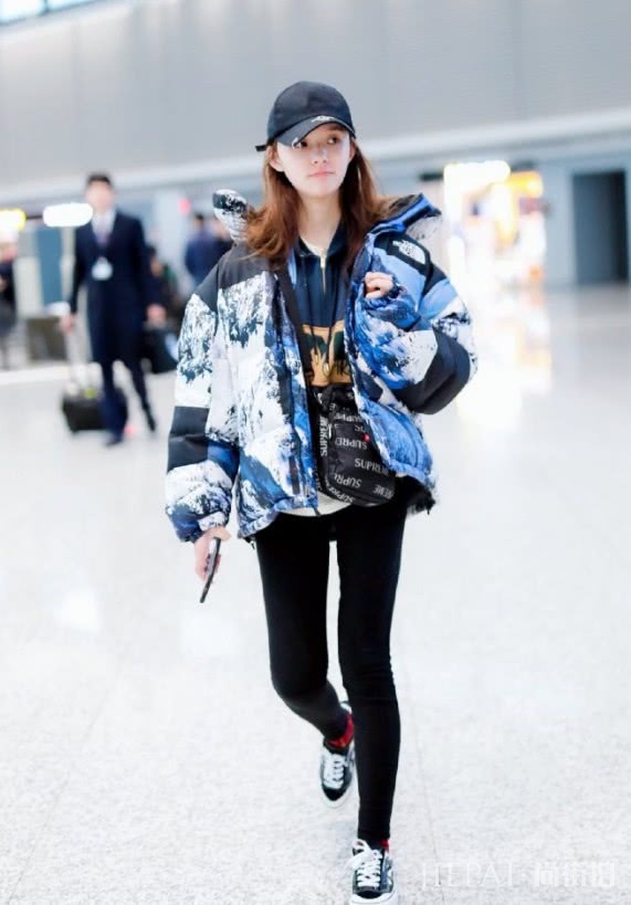 林允紧身裤竟穿成了“腊肠腿”,这时尚难懂!