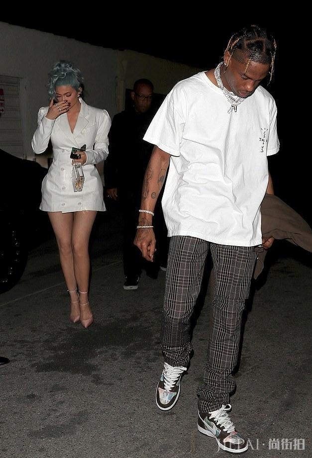 卡戴珊金小妹白西装当裙穿迷人，蓝发美如精灵！