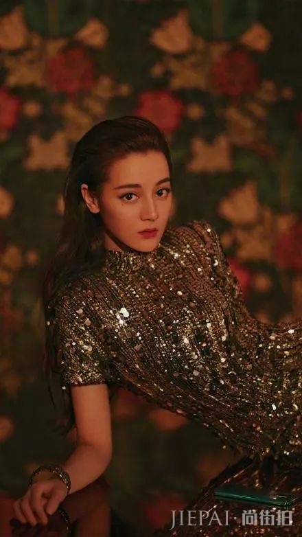 迪丽热巴宽松裤看不到腿，只有针织衫撑场