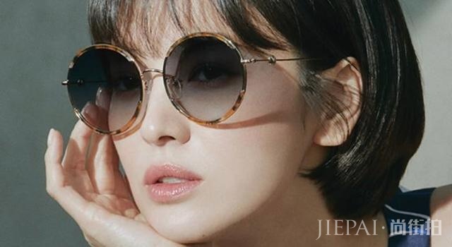 宋慧乔穿深 V 礼服代言美照曝光！到底是看墨镜还是看乔妹？