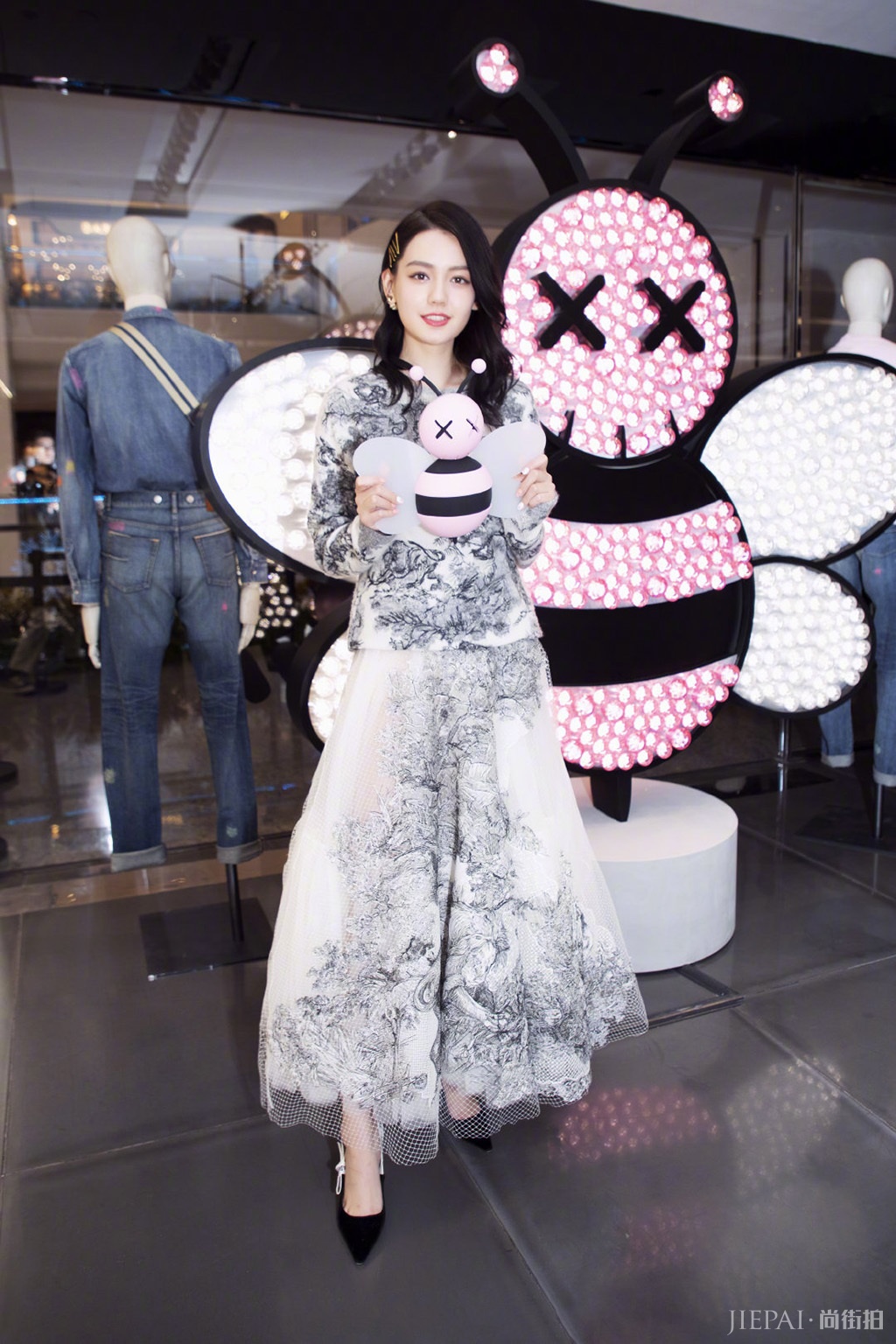 迪奥酒会群星聚会，王珞丹上演都市轻熟魅力，李诗颖古典风显诗意！