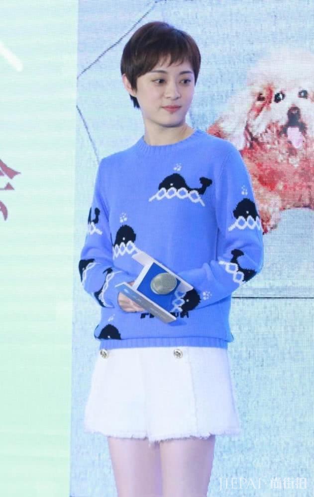 孙俪穿新造型出席活动现场，漂亮又年轻