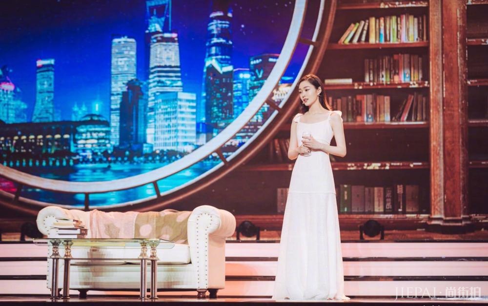 宋轶仅穿了一条白色连衣裙,就美得清新脱俗