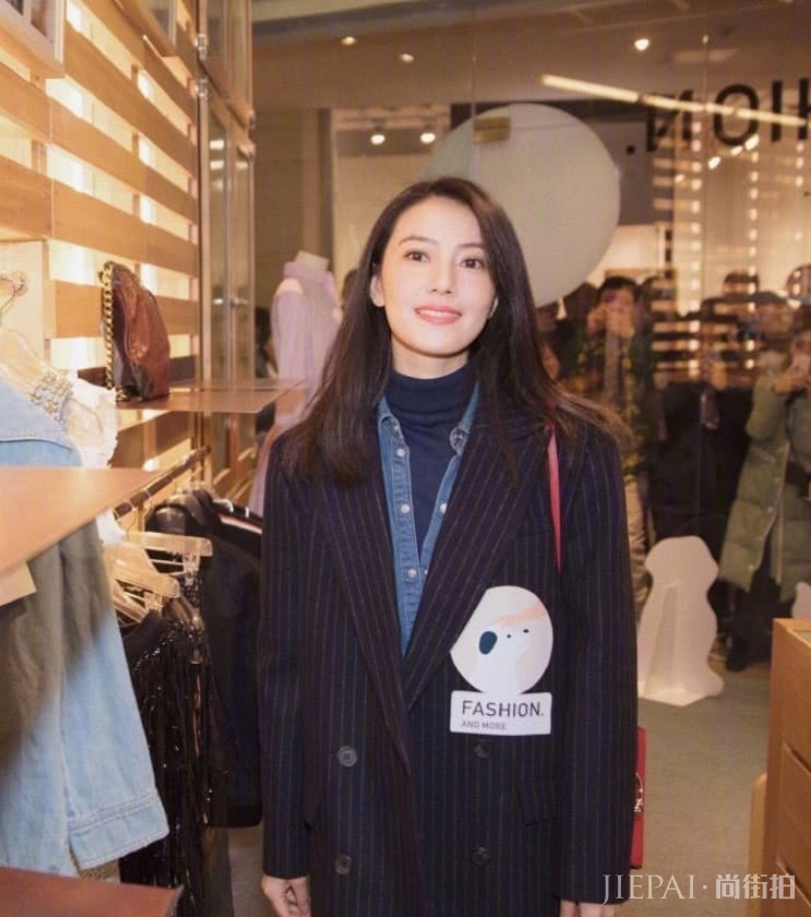 高圆圆穿高领内搭，保暖百搭还显得高级时尚