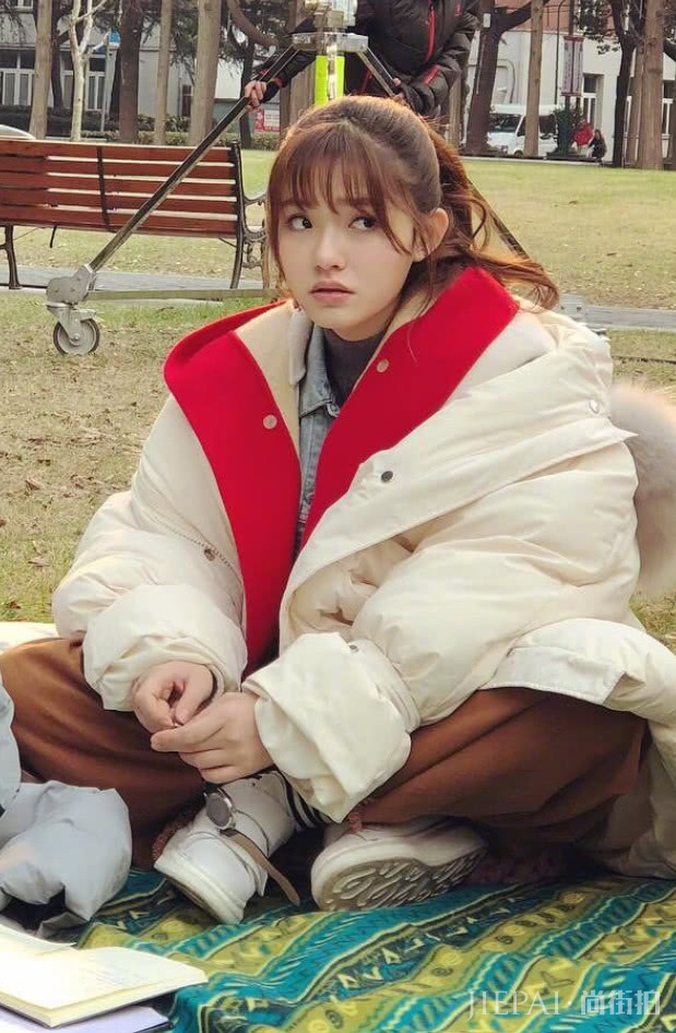 林允“刺猬外套”穿出可爱味道，却像200斤的肥仔！