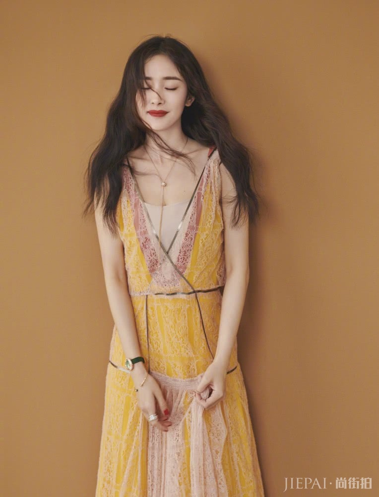 杨幂烫了卷发,气质瞬间变惊艳,穿红色衣服美如少女