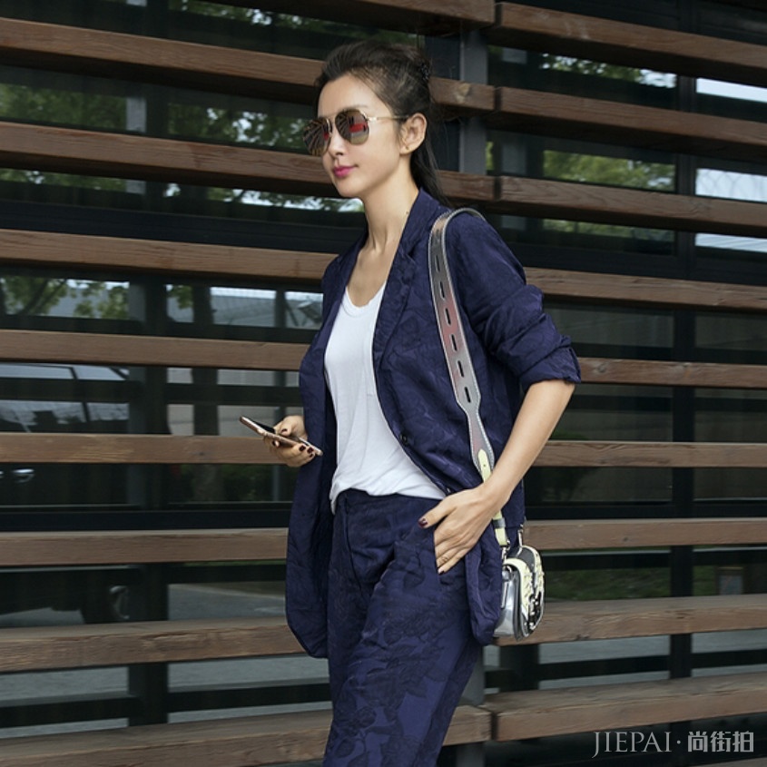 李冰冰“缝”起来几块丝巾,居然穿出了初恋的感觉