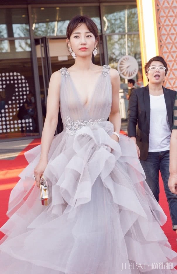 白百何穿出“牙签腰”,真美呀!