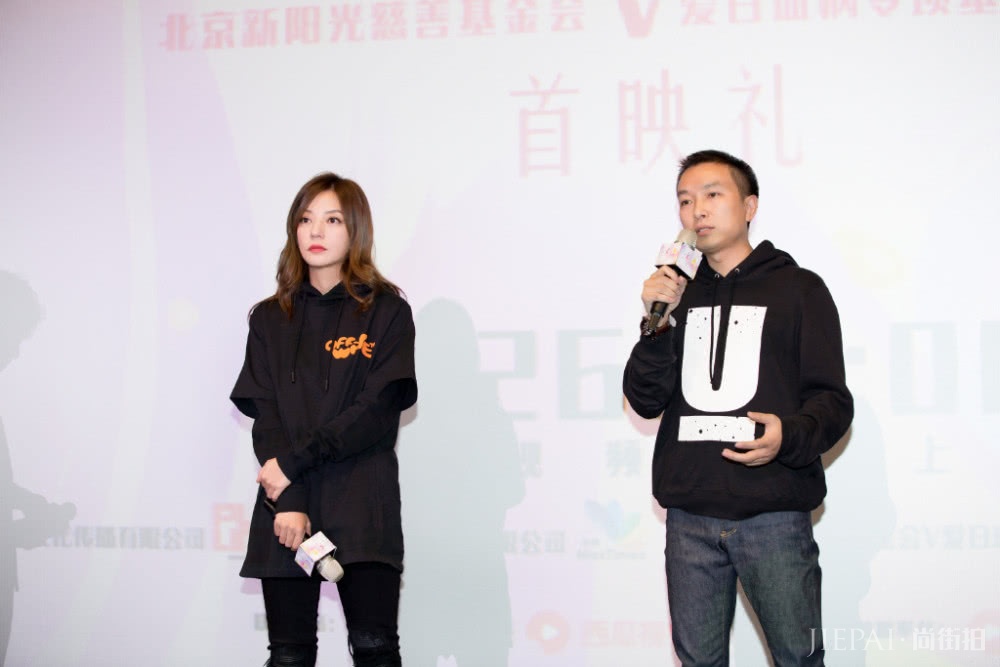 赵薇换“新”发型,身穿一件雅致灰荷叶裙,秒变20岁少女