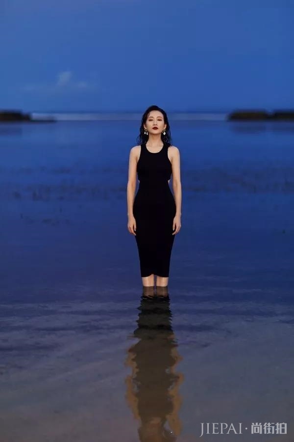 王鸥海旅拍大片慵懒怡人，体态自然美又高级了