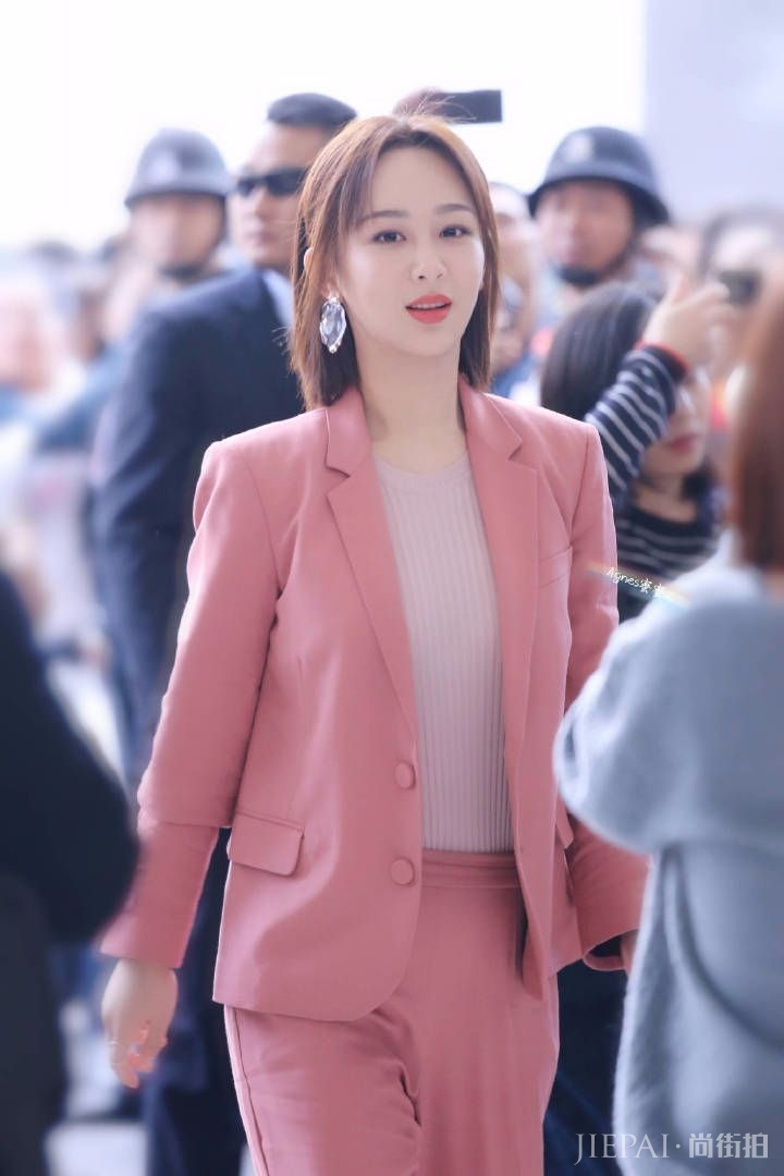 杨紫蟋蟀刘海好任性，粉色西装俏皮又知性！