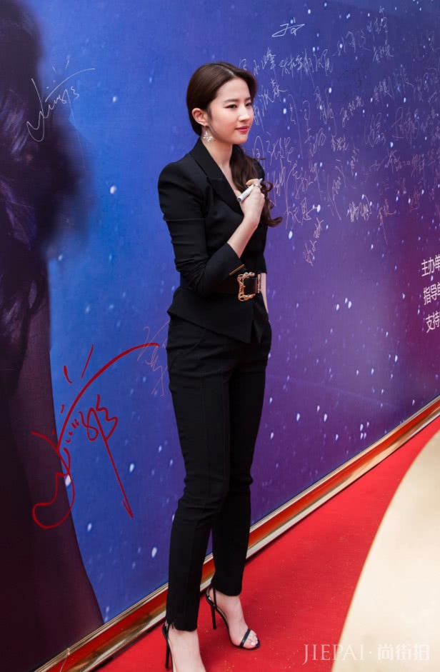 刘亦菲“紧贴法”显得脸小了一圈!