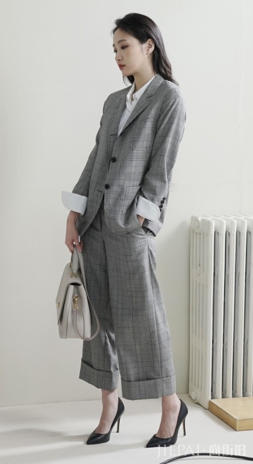 “韩国周冬雨”金高银惊艳亮相,雨伞裙美得头晕了!