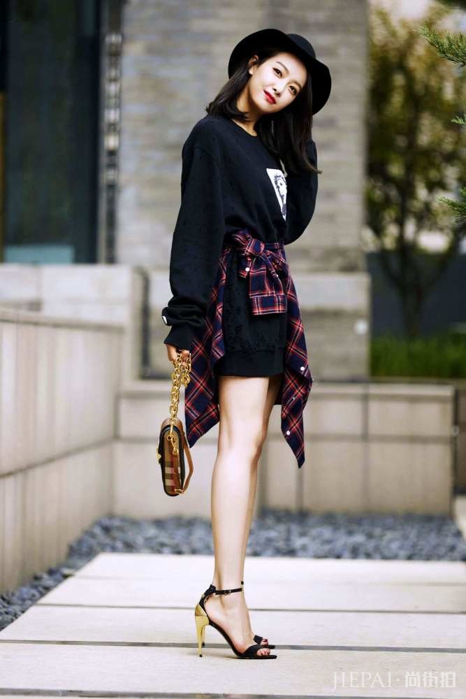 宋茜最近她的一组造型再一次曝光，又惹来了无数的争议