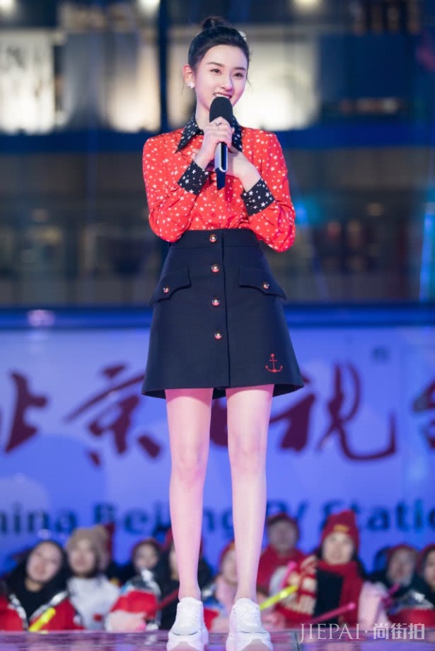 宋祖儿的“漏斗领”可不一样，轻松衬出“鸡腿胸”！