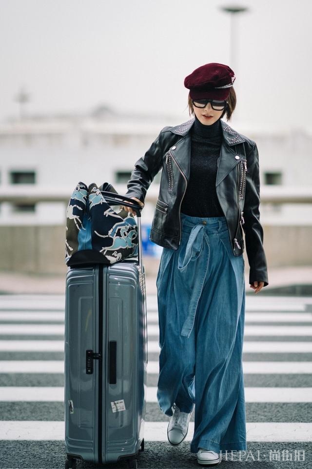 吴昕印花裙外搭镂空白裙清新又个性，扎马尾辫更减龄