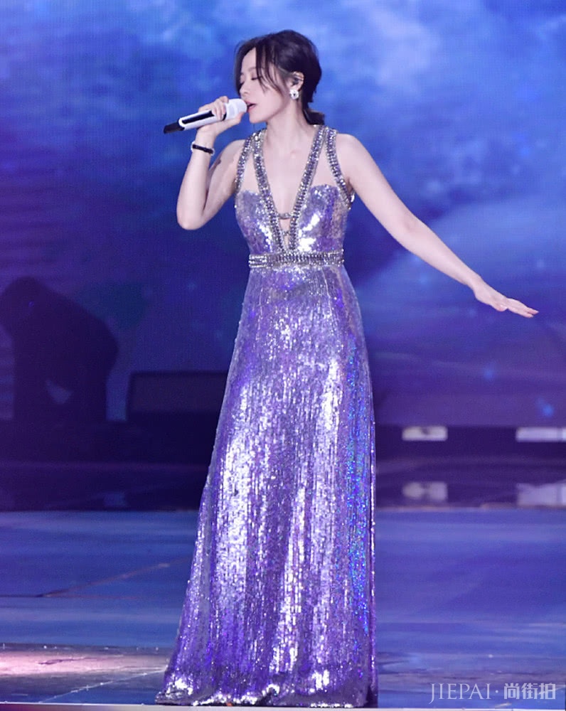 微博之夜，张靓颖又穿V领吊带裙，越来越像柳岩