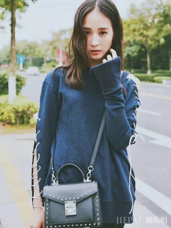张钧甯圆领卫衣搭配小黑裤,不仅好看还超有女人味
