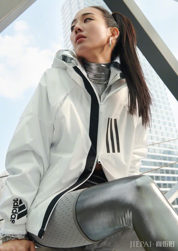 张钧甯扎贴头皮马尾辫潮范儿十足,颜值高就是什么风格都敢尝试