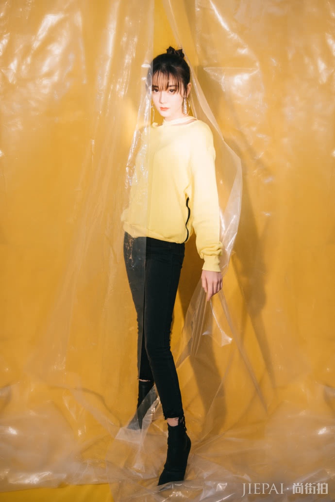 迪丽热巴又换新造型,上演长腿杀比例惊人