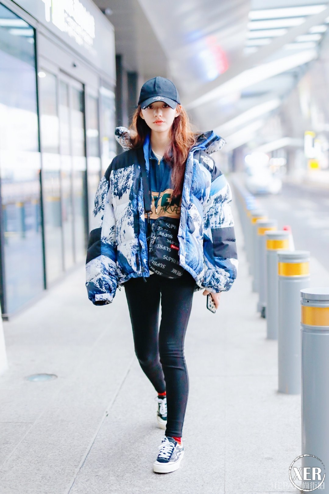 林允旧款羽绒服配紧身裤，筷子腿抢镜