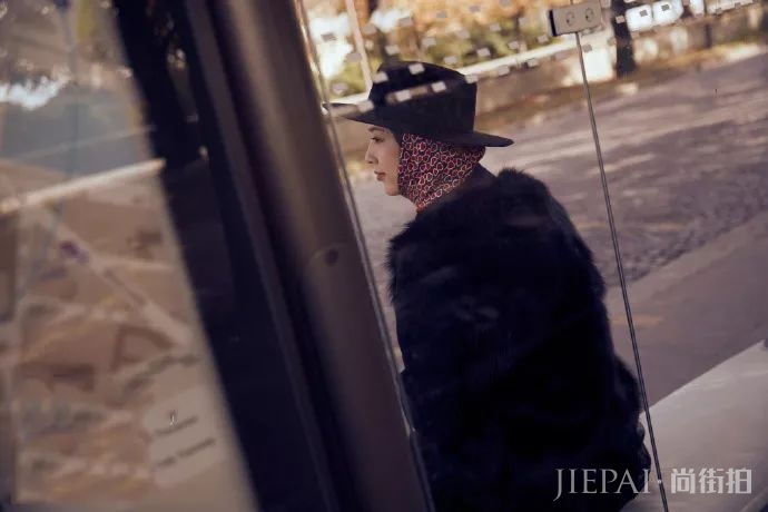 黄圣依穿着大红裙+披肩宛如仙女，艳压群芳成焦点