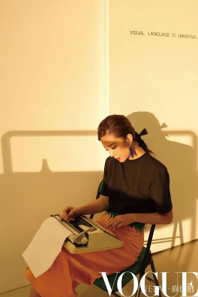 赵薇，从“红不了”少女到优雅“斜杠青年”