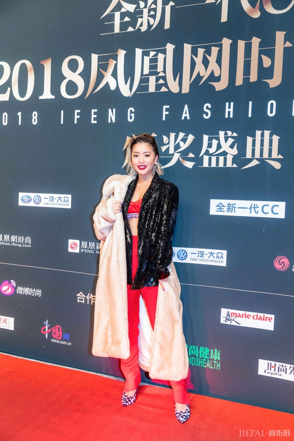 王菊长裙搭配外套很时髦,这样的穿搭技巧真的很值得学习啊