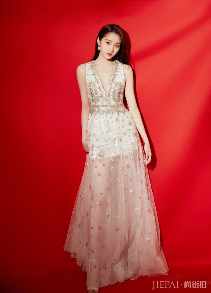 微博之夜，迪丽热巴关晓彤礼服太好看！林志玲也太拼了裙子大开叉