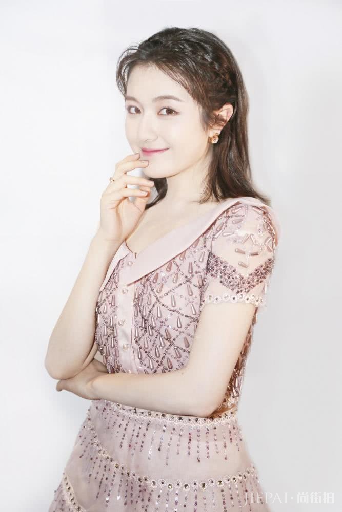 李兰迪精致妆容尽显甜美女神范儿，早该这样化妆了