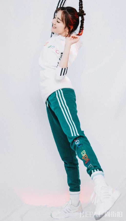 迪丽热巴平底鞋增高10厘米，这腿绝了！