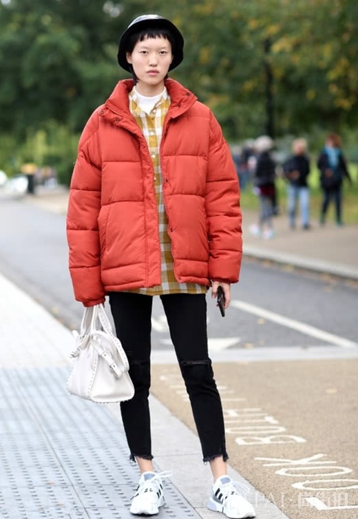 街拍示范 这几款红色羽绒服的搭配让你冬季暖暖的