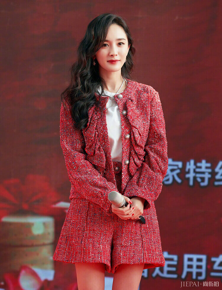 杨幂一身黑色连衣裙穿搭意外减龄