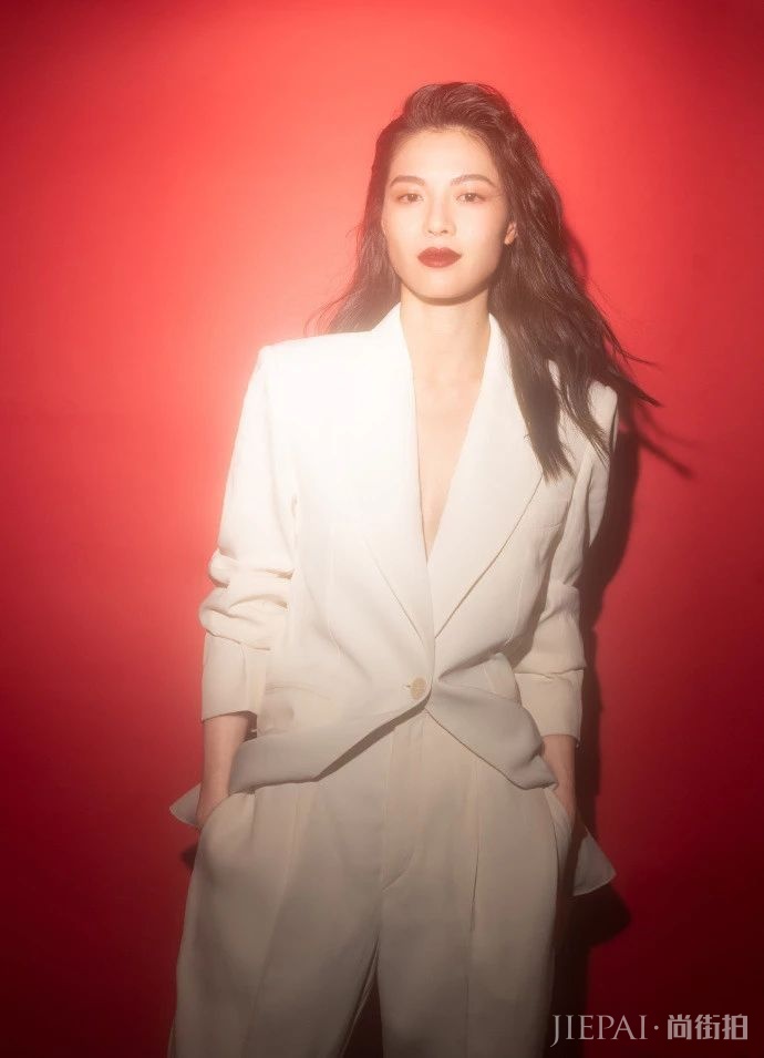 钟楚曦的红白条纹,美得不可一世!